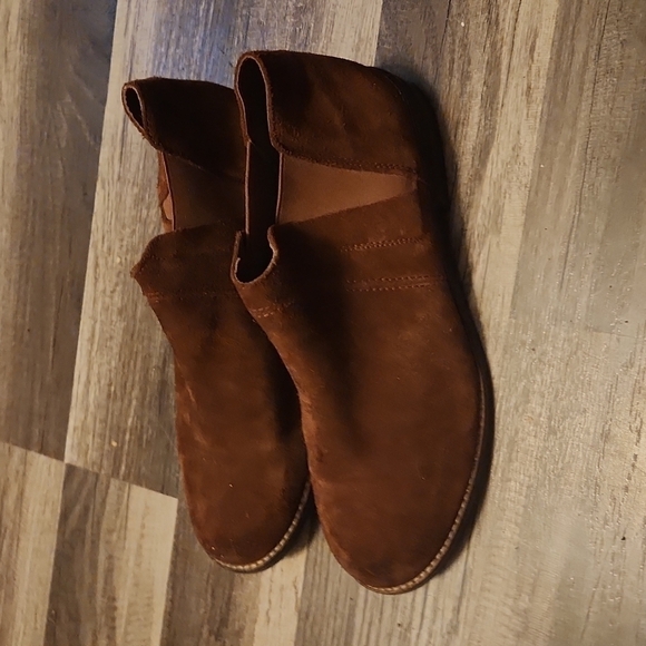 CLARKS Brown  Booties  size 9.5 Cushion Stretch - Picture 2 of 5